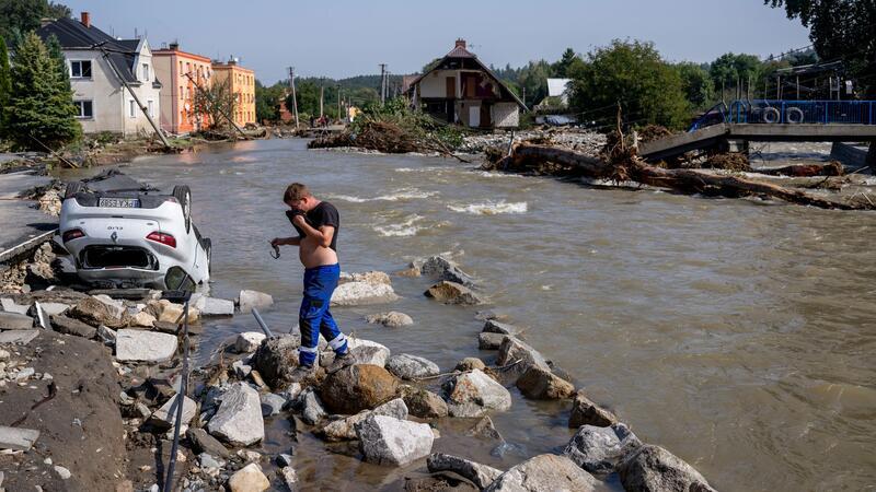 Überschwemmungen in Deutschland - Regen über Polen zieht ab In Tschechien rechnen Experten mit hohen Hochwasser-Schäden.