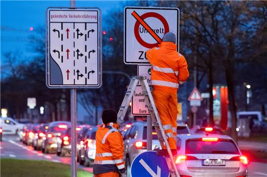 In Umweltzonen wird der Betrieb nicht schadstoffarmer Autos verboten. So soll die Luftqualität verbessert werden.