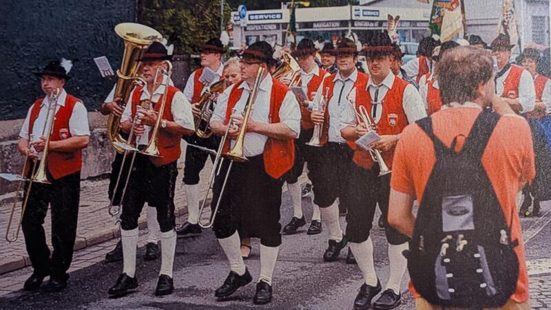 Das hat eine Kuh mit der Gründung der Schmidtschen Kapelle zu tun In Uniform marschiert die Schmidtsche Kapelle 2010 beim Schützenfest durch Clausthal-Zellerfeld.