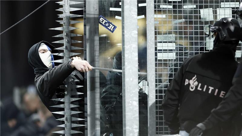 Nach Fan-Ausschluss: KRC Genk erhebt Vorwürfe gegen Polizei In Utrecht durfte ein Teil der Gästefans das Spiel nicht im Stadion verfolgen.