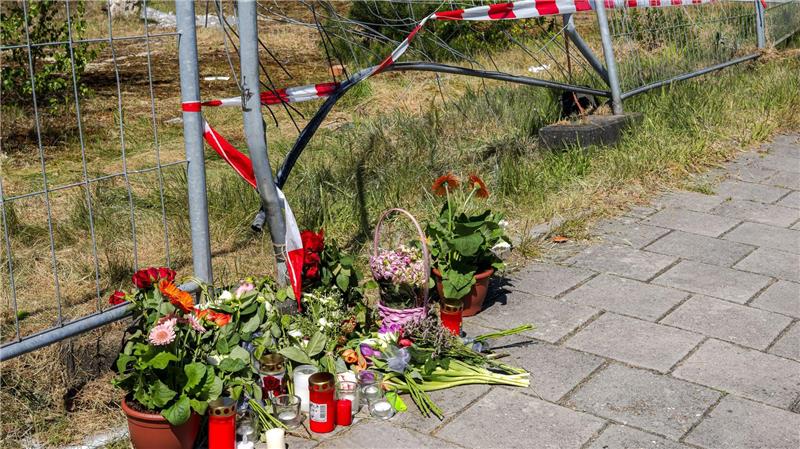 Mehr Tempo bei Einführung elektronischer Fußfessel gefordert In Varel wurden Blumen für die Getötete niedergelegt. Sie lebte in Trennung. Ihr Ehemann soll sie absichtlich angefahren haben. Ihm wird Mord vorgeworfen. (Archivbild)
