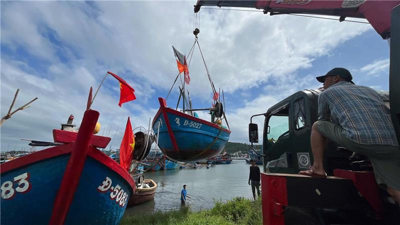 Zahl der Toten nach Taifun auf den Philippinen steigt In Vietnam wurden vorsorglich Boote in Sicherheit gebracht.