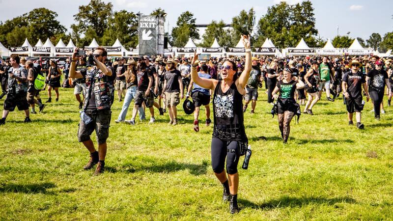 In Wacken feiern die Metalfans bei bestem Wetter.