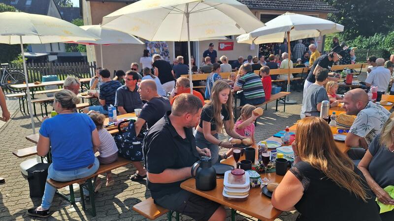 Vor dem Feuerwehrhaus wurde geschmaust In Wehre wurde gemeinsam gefrühstückt.