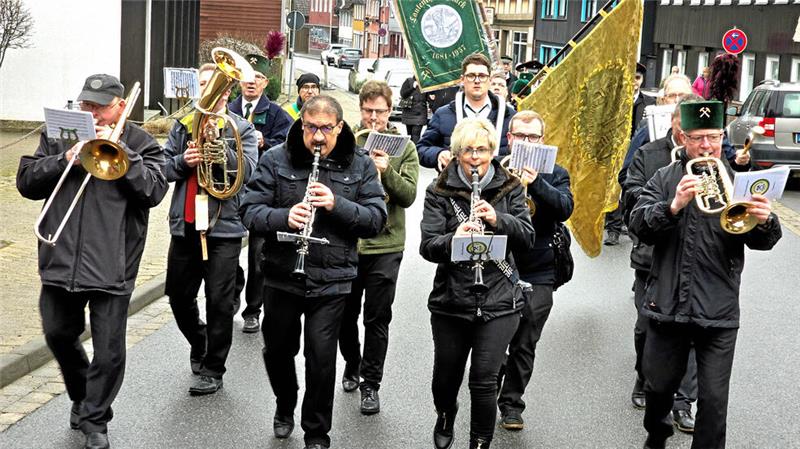 In Wildemann ziehen die Teilnehmer von der Kirche in das Hotel „Rathaus“.