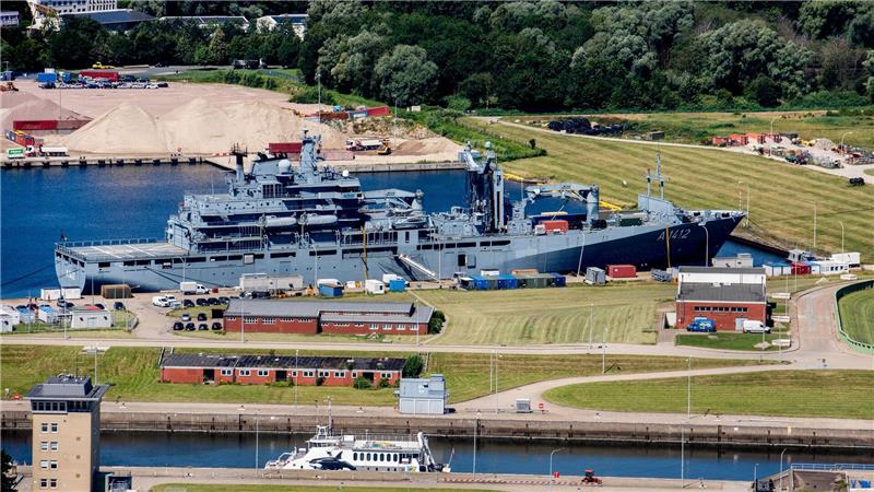 In Wilhelmshaven ist bislang der einzige deutsche Marinehafen an der Nordseeküste. (Archivbild)