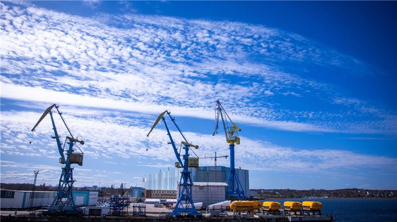 In Wismar sieht die Werft den geplanten Bau einer U-Boot-Fertigung im Plan. (Archivbild)