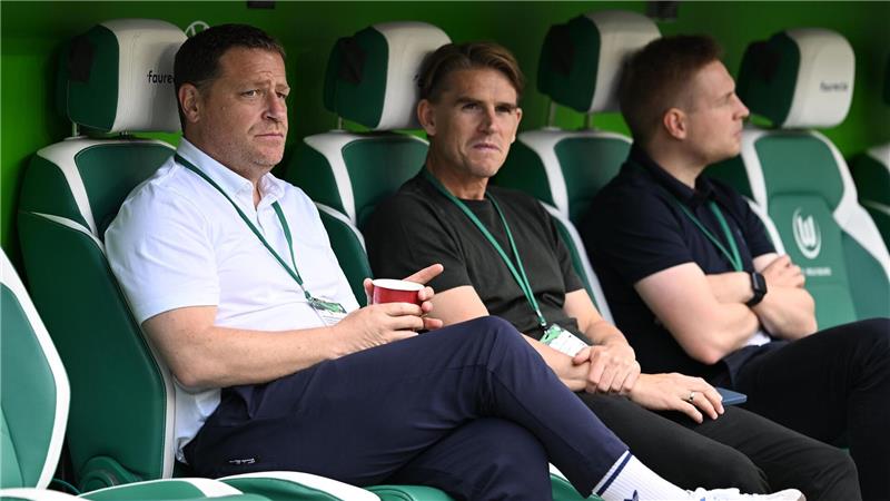 In Wolfsburg im Gespräch: Bayern-Sportchef Christoph Freund (M.) (Archivbild)