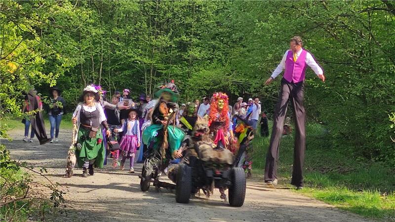 In Wolfshagen machen sich die Hexen und Teufel auf den Weg zum Festplatz.