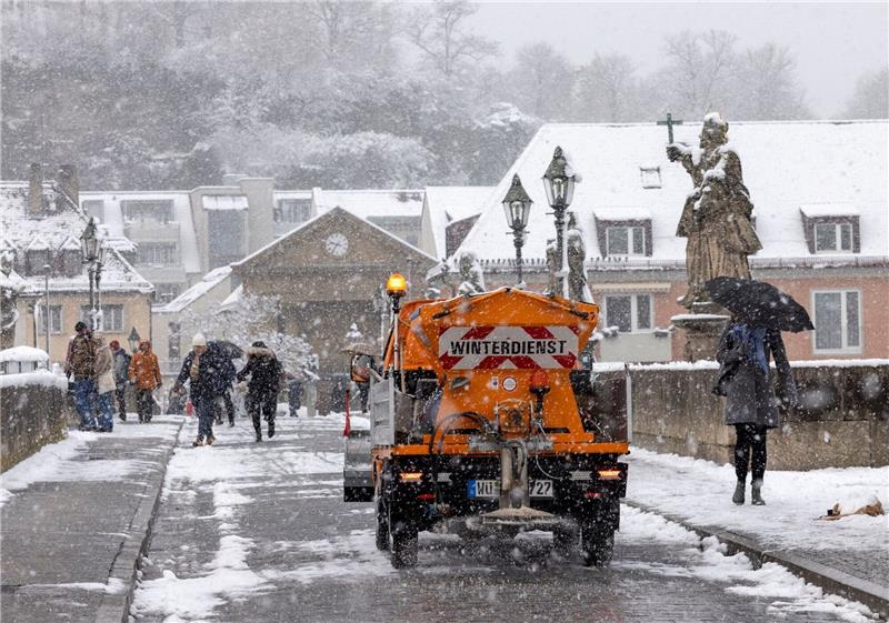 Der Winter meldet sich zurück - Unfälle und Schulausfälle In Würzburg ist der Winterdienst im Einsatz.