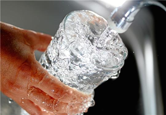In Zeiten des Klimawandels wird Trinkwasser angesichts zunehmender Dürrejahre zum knappen und teuren Gut.  Foto: Oliver Berg/dpa