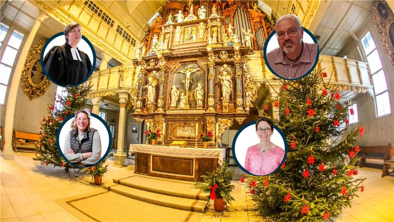 Das Bild zeigt den Altar der Clausthaler Marktkirche. Rechts und links davon stehen weihnachtlich geschmückte Bäume.