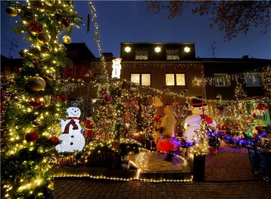 In allen Farben leuchtet das weihnachtlich dekorierte Haus von Altenpfleger Dirk van Acken in Oberhausen.