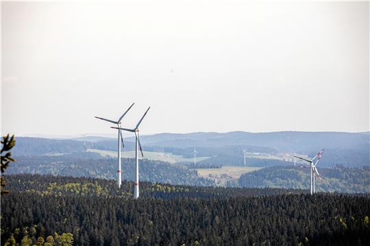 In anderen Mittelgebirgen in Deutschland gibt es bereits viele Windkraftanlagen, wie beispielsweise auf den Höhenzügen des Schwarzwaldes.  Foto: Philipp von Ditfurth/dpa