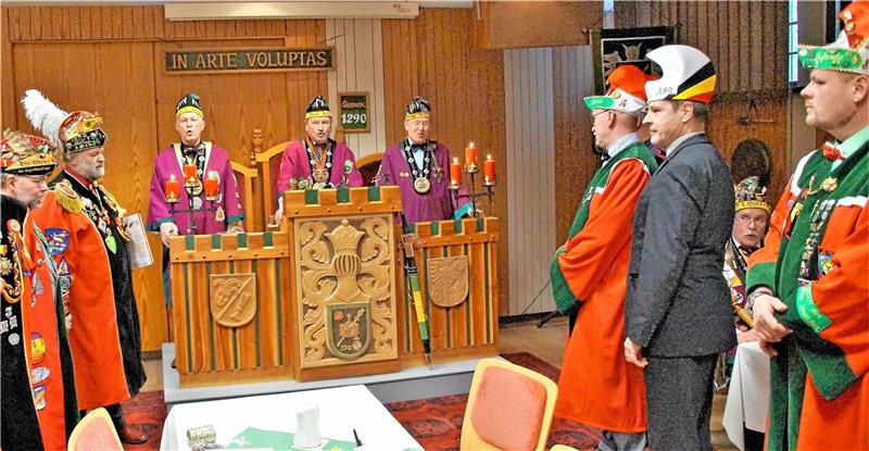 „In arte voluptas“ – „In der Kunst liegt das Vergnügen“ ist der Leitspruch der Schlaraffen, der bei der Familiensippung der Schlaraffen die Wand des Lindenhofes ziert. Schlaraffia ist eine weltweite Vereinigung von Männern, die sich der Pflege von Kunst, Freundschaft und Humor verpflichtet fühlen. Foto: Dürich