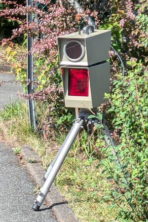 In beide Richtungen überwachen die Polizeikräfte mit Blitzern den Verkehr.