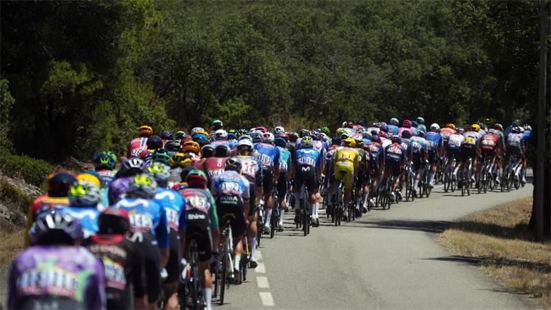 „Einfach dankbar“: Norweger Traeen übernimmt Gelbes Trikot In brütender Hitze unterwegs: Die Profis bei der Tour de France.