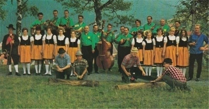 In bunter Tracht tritt der Mandolinenclub 1972 auf. Vor malerischer Naturkulisse kommt die Festtagskleidung gut zur Geltung. Foto: Privat