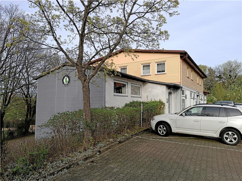 Spielabbruch wegen Einbruchs in Oker In das Vereinsheim in Oker wird, während die Partie zwischen dem VfL und dem SC 18 Harlingerode auf dem Kunstrasenplatz ausgetragen wird, eingebrochen. Foto: Konrad