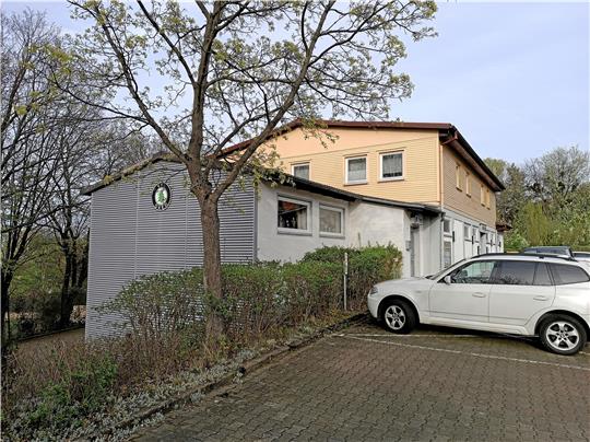 In das Vereinsheim in Oker wird, während die Partie zwischen dem VfL und dem SC 18 Harlingerode auf dem Kunstrasenplatz ausgetragen wird, eingebrochen.  Foto: Konrad