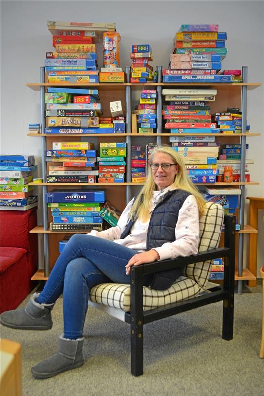 In dem Büro von Melanie Schütz gibt es Spiele und ein großes Sofa: Die Schülerinnen und Schüler könnten jederzeit zu ihr kommen, sagt die 47-jährige Sozialpädagogin – auch während des Unterrichts. Foto: Renz-Gabriel