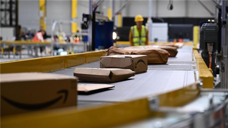 In dem Dortmunder Innovationszentrum erprobt Amazon, wie Pakete besonders schnell und effizient sortiert und weiterverschickt werden können.