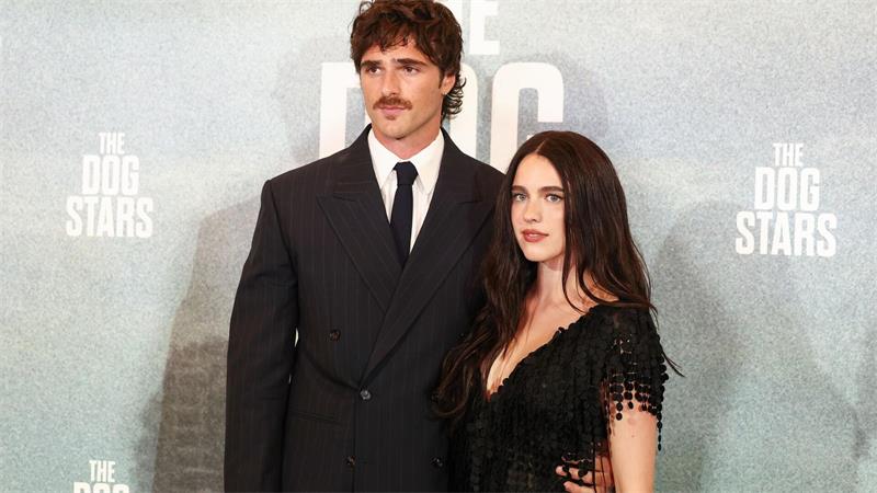 In dem Film trifft Hig auf die freundliche Cima (gespielt von Margaret Qualley), die mit ihrem misstrauischen Vater abgeschieden in einem Canyon lebt.
