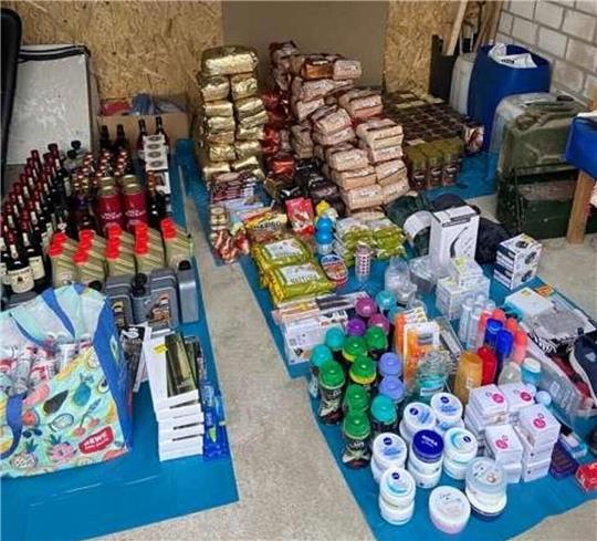 In dem Lagerraum stellten die Polizeibeamten Diebesgut sicher. Dabei handelt es sich hauptsächlich um Lebensmittel und Kosmetika. Foto: Polizei Seesen