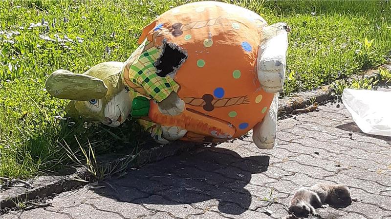 Osterhase wird zum Waschbär-Nest In dem Pappmasché-Osterhasen hat sich eine Waschbärin mit drei Jungen eingenistet.