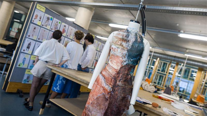 In dem Projekt „Seegang“ beschäftigen sich Studierende der Hochschule Hannover mit Mode, die von Helgoländer Trachten inspiriert ist.