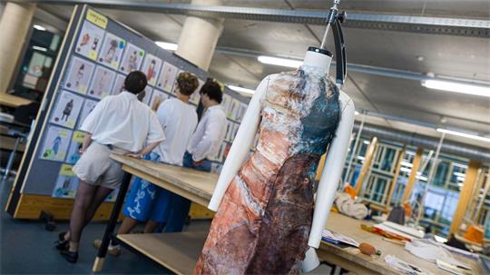 In dem Projekt „Seegang“ beschäftigen sich Studierende der Hochschule Hannover mit Mode, die von Helgoländer Trachten inspiriert ist.