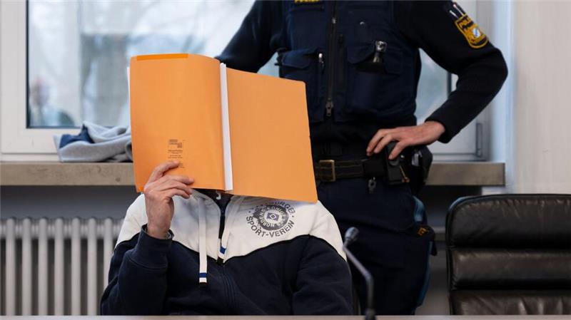 In dem Prozess sind vier Männer, drei aus dem Raum Schwerin (Mecklenburg-Vorpommern) und ein Verdächtiger aus Berlin, angeklagt. 