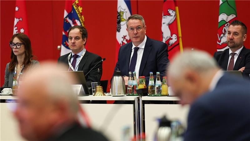 Länder gegen fixes Verbrenner-Aus und für Sozialstaatsreform In dem Saal in der Rheingoldhalle tagte vor einigen Jahren in der Corona-Pandemie vorübergehend auch der rheinland-pfälzische Landtag.