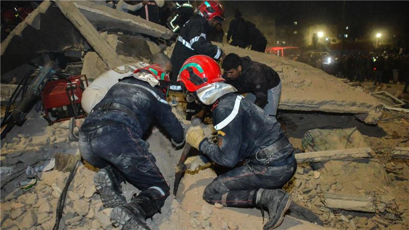 In dem eingestürzten Haus wohnten nach staatlichen Angaben acht Familien. 