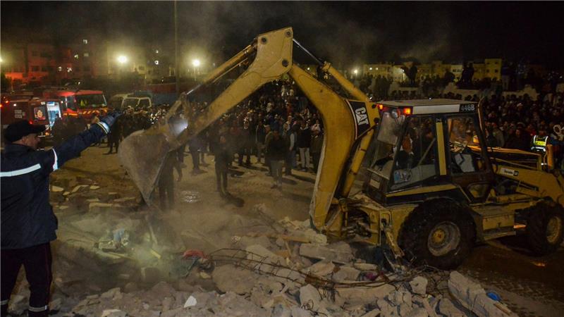In dem eingestürzten Haus wohnten nach staatlichen Angaben acht Familien. 