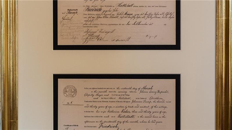 In dem goldenen Rahmen findet sich ein Faksimile der Geburtsurkunde von Trumps Großvater Friedrich, der später in die USA auswanderte und seinen Namen in Frederick änderte - und eine englische Übersetzung.
