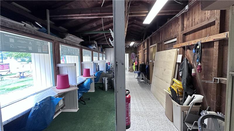 In dem langen Holzgebäude sind links die Wettschalter und rechts Funktionsräume untergebracht. Das ist alles in die Jahre gekommen.