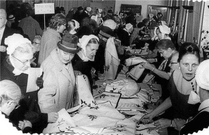 Missionskreis: Mitstreiter für die Nächstenliebe gesucht In den 1960er Jahren erlebt der Missionsbasar im Diakonissen-Mutterhaus einen riesigen Andrang. Für den Basar werden eigens Handarbeits- und Töpferkreise gegründet, die ihre Arbeiten – wie etwa bestickte Tischdecken – für den guten Zweck verkaufen. Fotos: GZ-Archiv