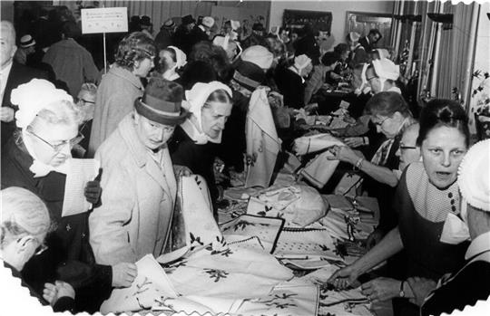 In den 1960er Jahren erlebt der Missionsbasar im Diakonissen-Mutterhaus einen riesigen Andrang. Für den Basar werden eigens Handarbeits- und Töpferkreise gegründet, die ihre Arbeiten – wie etwa bestickte Tischdecken – für den guten Zweck verkaufen. Fotos: GZ-Archiv