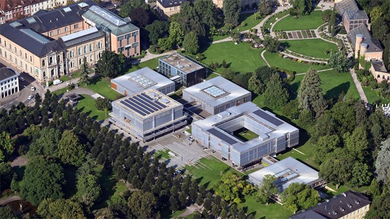 Unerschrockene Institution? Bundesverfassungsgericht wird 75 In den 1960er-Jahren wurde in der Nähe des Karlsruher Schlosses der jetzige Amtssitz des Gerichts eröffnet. (Archivbild)