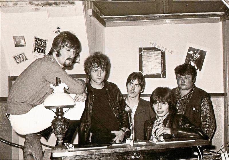 Goslar: Stechers Hoffest mit Sigmar Gabriel und Disko-Legende In den 1960ern treten unter anderem The Rattles im „Beat Club“ auf. Das Foto von Joachim Heindorf aus Braunschweig zeigt den jungen Inhaber Wenne ganz rechts mit der damaligen Besetzung (v. li) Rainer Degner (Gitarrist), Hermann „Rugy“ Rugenstein (Sänger), Peet Becker (Schlagzeug) und Kurt „Zappo“ Lüngen (Bass-Gitarre). Foto: Privat