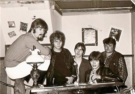 In den 1960ern treten unter anderem The Rattles im „Beat Club“ auf. Das Foto von Joachim Heindorf aus Braunschweig zeigt den jungen Inhaber Wenne ganz rechts mit der damaligen Besetzung (v. li) Rainer Degner (Gitarrist), Hermann „Rugy“ Rugenstein (Sänger), Peet Becker (Schlagzeug) und Kurt „Zappo“ Lüngen (Bass-Gitarre). Foto: Privat