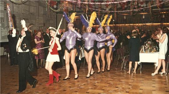 In den 1960ern- und 70ern prägen Prunksitzungen die Faschingszeit in Bad Harzburg. Hier etwa die der Goslarer Karnevalsgesellschaft im Jahr 1968.