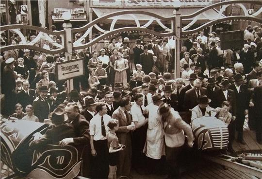 In den 50er Jahren gehört es zur guten Sitte, mit Krawatte auf dem Schützenfest aufzutauchen.