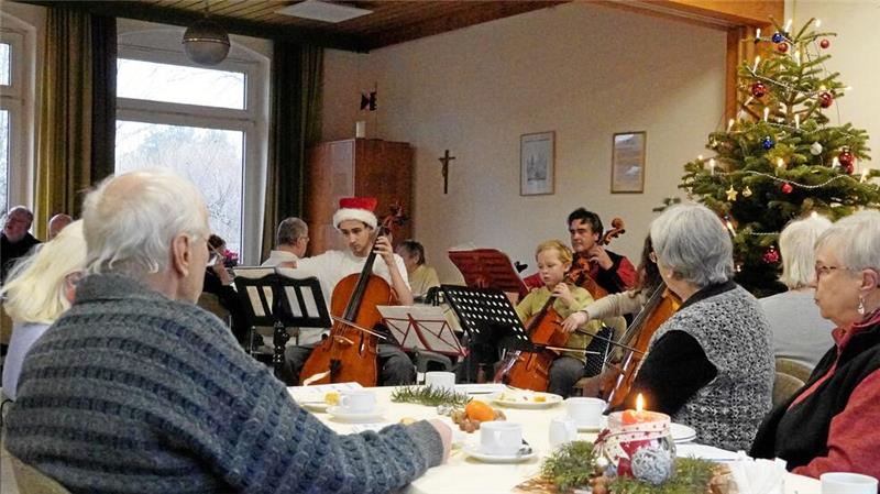 Bad Harzburger Weihnachtszimmer steht vor dem Aus In den Anfängen des Weihnachtszimmers kamen schon mal 80 Gäste ins Gemeindehaus St. Gregor. Heute sind es nur, aber immerhin noch um die 30. Denen soll ein schöner Heiliger Abend in Gemeinsamkeit beschert werden.