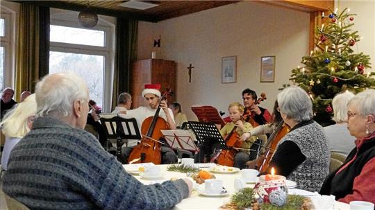 In den Anfängen des Weihnachtszimmers kamen schon mal 80 Gäste ins Gemeindehaus St. Gregor. Heute sind es nur, aber immerhin noch um die 30. Denen soll ein schöner Heiliger Abend in Gemeinsamkeit beschert werden.