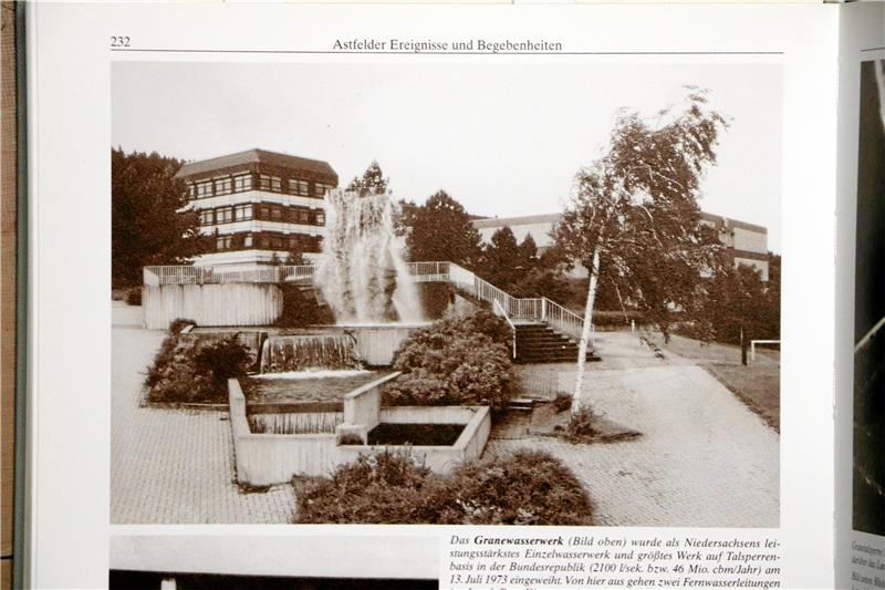 Granetalsperre: Harzwasserwerke reißen Wahrzeichen ab In den Astfelder Heimatstuben findet sich eine alte Gesamtansicht der Brunnenanlage, die 1873 zusammen mit dem Wasserwerk eingeweiht worden war. Foto: Archiv Heimatstube Astfeld/Repro: Gereke