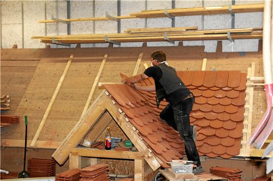 In den Ausbildungshallen der Dachdeckerschule lernen die Handwerker verschiedene Techniken ihrer Zunft. Die Hallen, die 2007 fertiggestellt worden sind, sollen jetzt einen Anbau erhalten.  Archivfoto: Eggers
