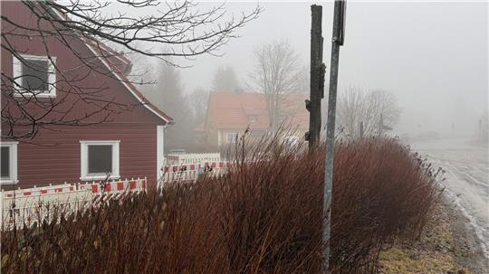 Das Foto zeigt zwei Häuser im Nebel bei Sonnenberg.