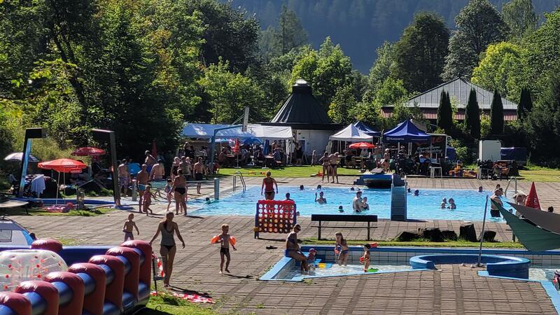 Spiegelbad Wildemann: Versöhnlicher Saison-Höhepunkt In den Becken, im Schatten und auf der Terrasse tummeln sich die Gäste.